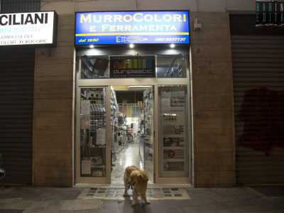 � ora la volta della ferramenta pi� antico del rione Madonnella. In via Valona un�insegna gialla e blu ci �annuncia� infatti che siamo arrivati davanti alla Murrocolori
